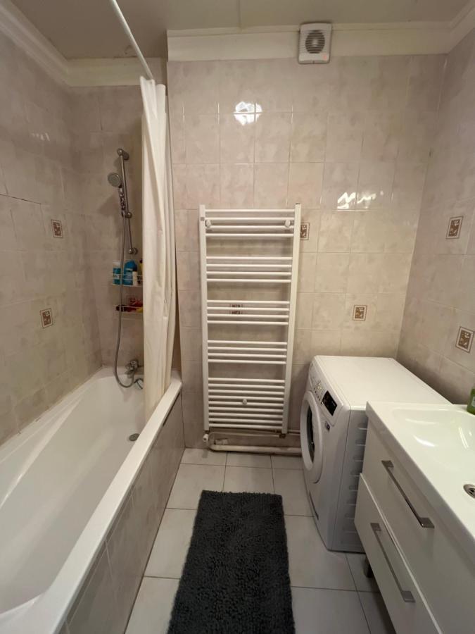Amazing 1 Bedroom, 30sec From Arc De Triomphe * Parigi